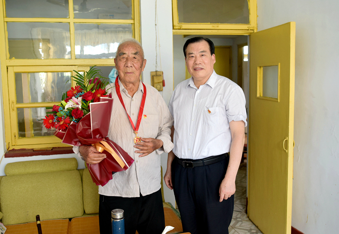 集团党委走访看望老党员并颁发“光荣在党50年”纪念章(图2) 集团党委走访看望老党员并颁发“光荣在党50年”纪念章(图2)