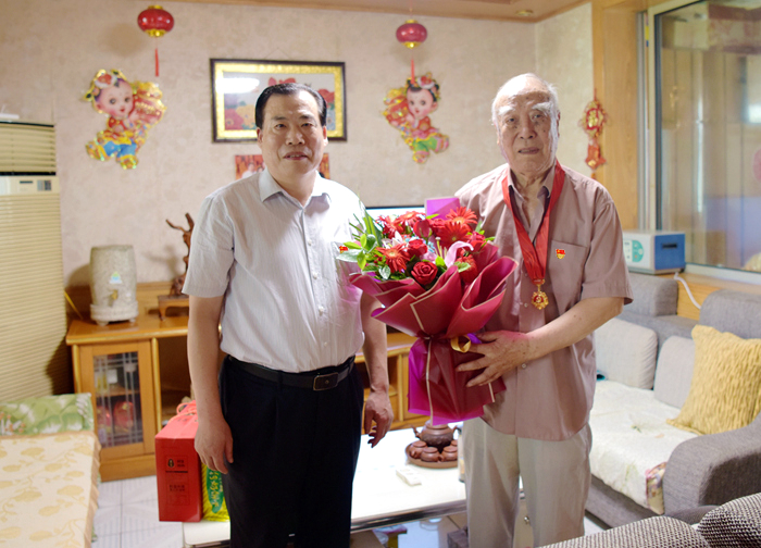 集团党委走访看望老党员并颁发“光荣在党50年”纪念章(图3) 集团党委走访看望老党员并颁发“光荣在党50年”纪念章(图3)