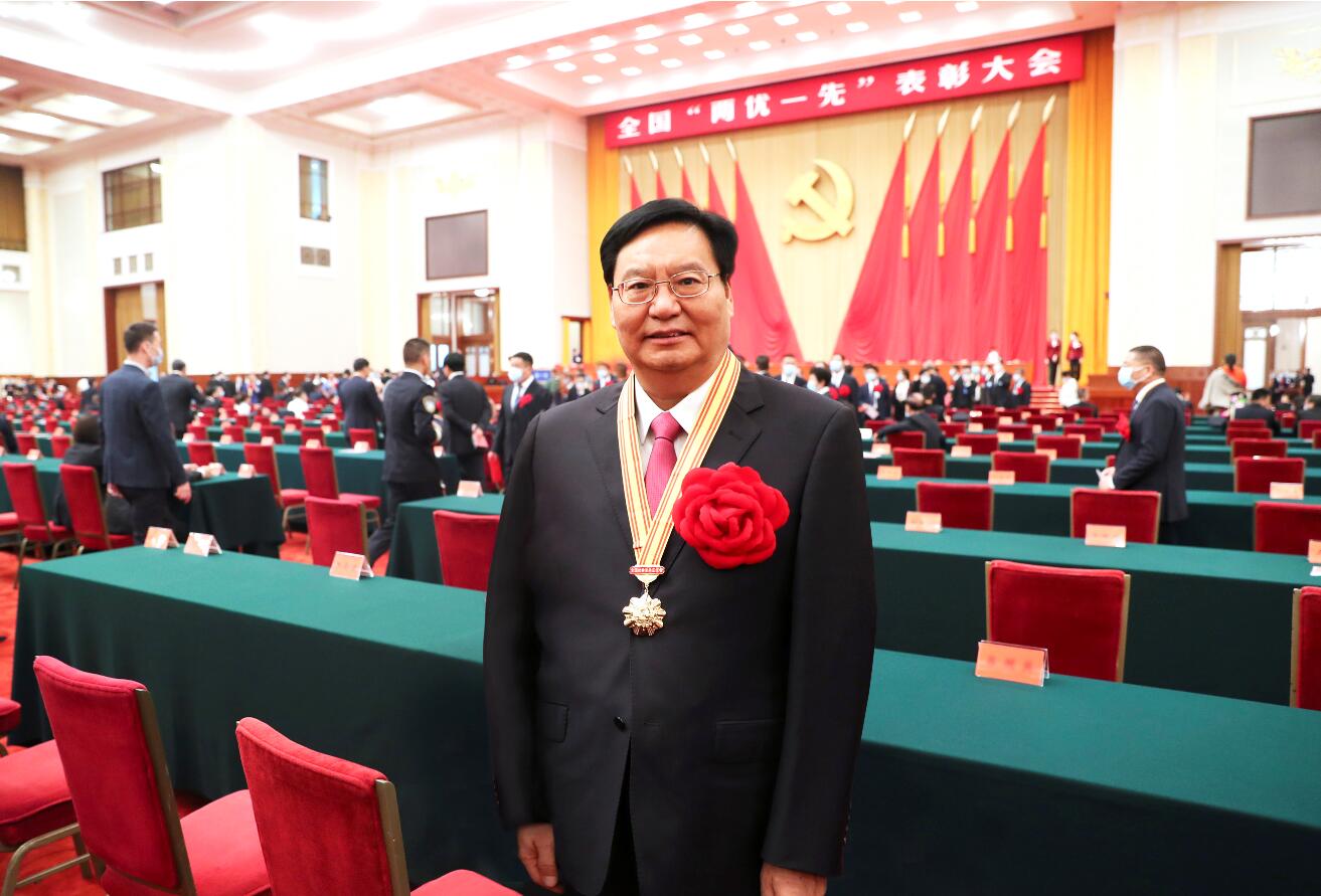 张桂玉董事长被党中央授予“全国优秀党务工作者”荣誉称号(图1)