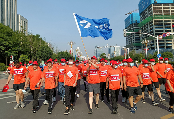 集团机关党总支组织员工参加临沂市万人健步行活动(图1)