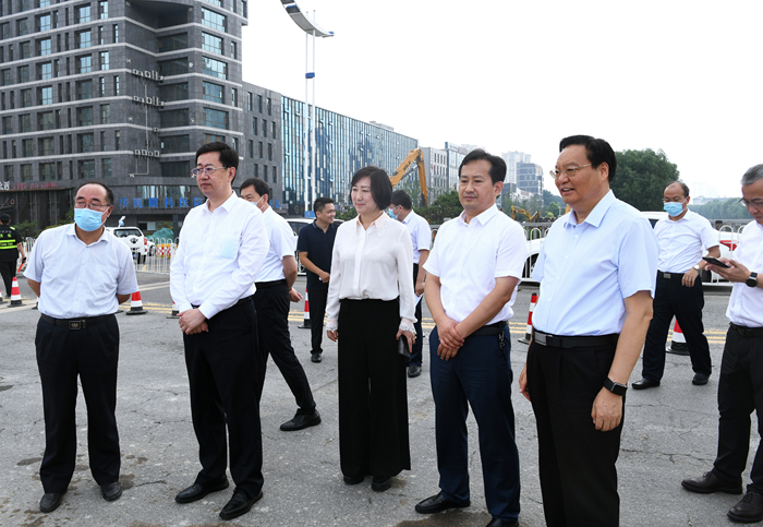 侯晓滨市长到集团施工的中心城区重点工程调研(图2)