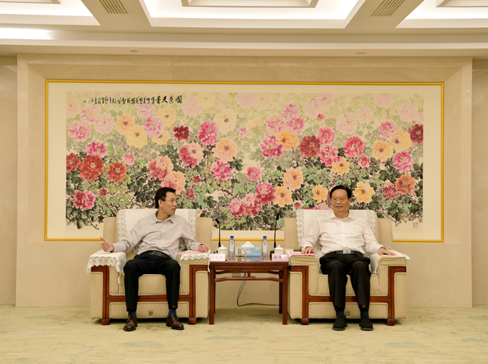 市行政审批服务局局长周俊献到集团调研(图1)