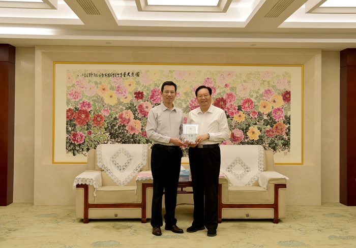 市行政审批服务局局长周俊献到集团调研(图2)