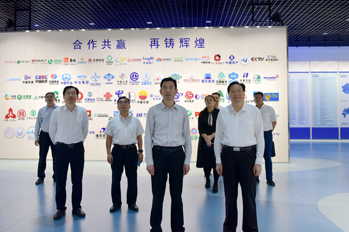市行政审批服务局局长周俊献到集团调研(图3)