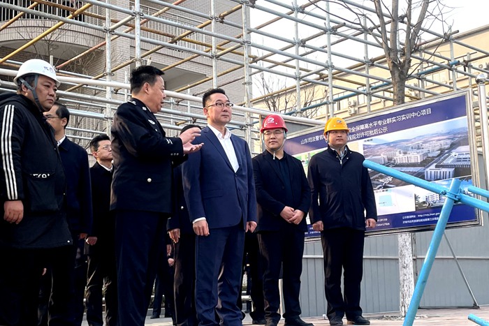 省司法厅党委书记、厅长杨增胜到集团承建的山东司法警官职业学院实习实训楼项目调研(图1)