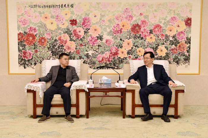 山东鲁中公路建设有限公司总经理吕志勇一行到集团考察交流(图1)