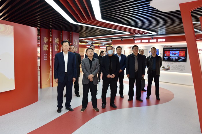 山东鲁中公路建设有限公司总经理吕志勇一行到集团考察交流(图2)