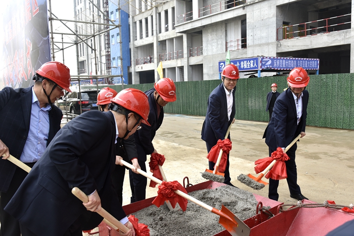 集团六公司承建的临沂市中医医院高铁院区项目举行全面封顶仪式(图2)