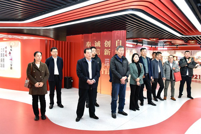 德才集团副总裁、青岛中建联合集团有限公司董事长袁永林到集团考察交流(图1)