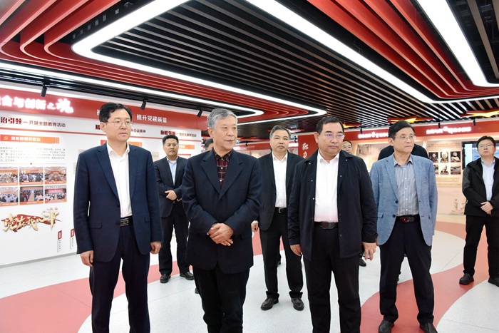 中国工程院院士肖绪文一行到集团考察交流(图2)