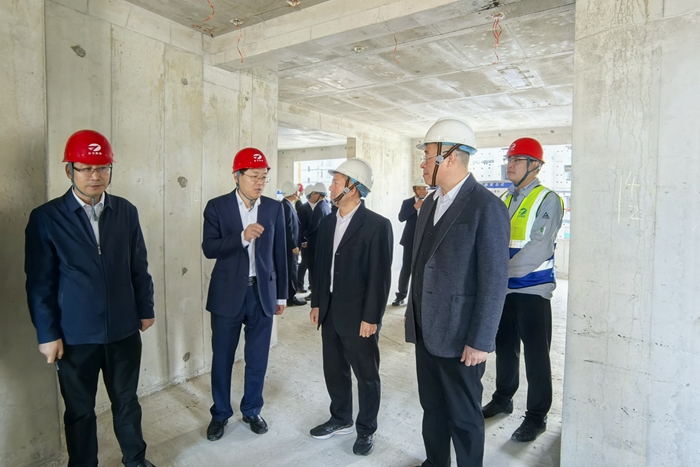 集团承建的雄安新区启动区滨水商业商务区住宅项目标段三举行封顶仪式(图4)
